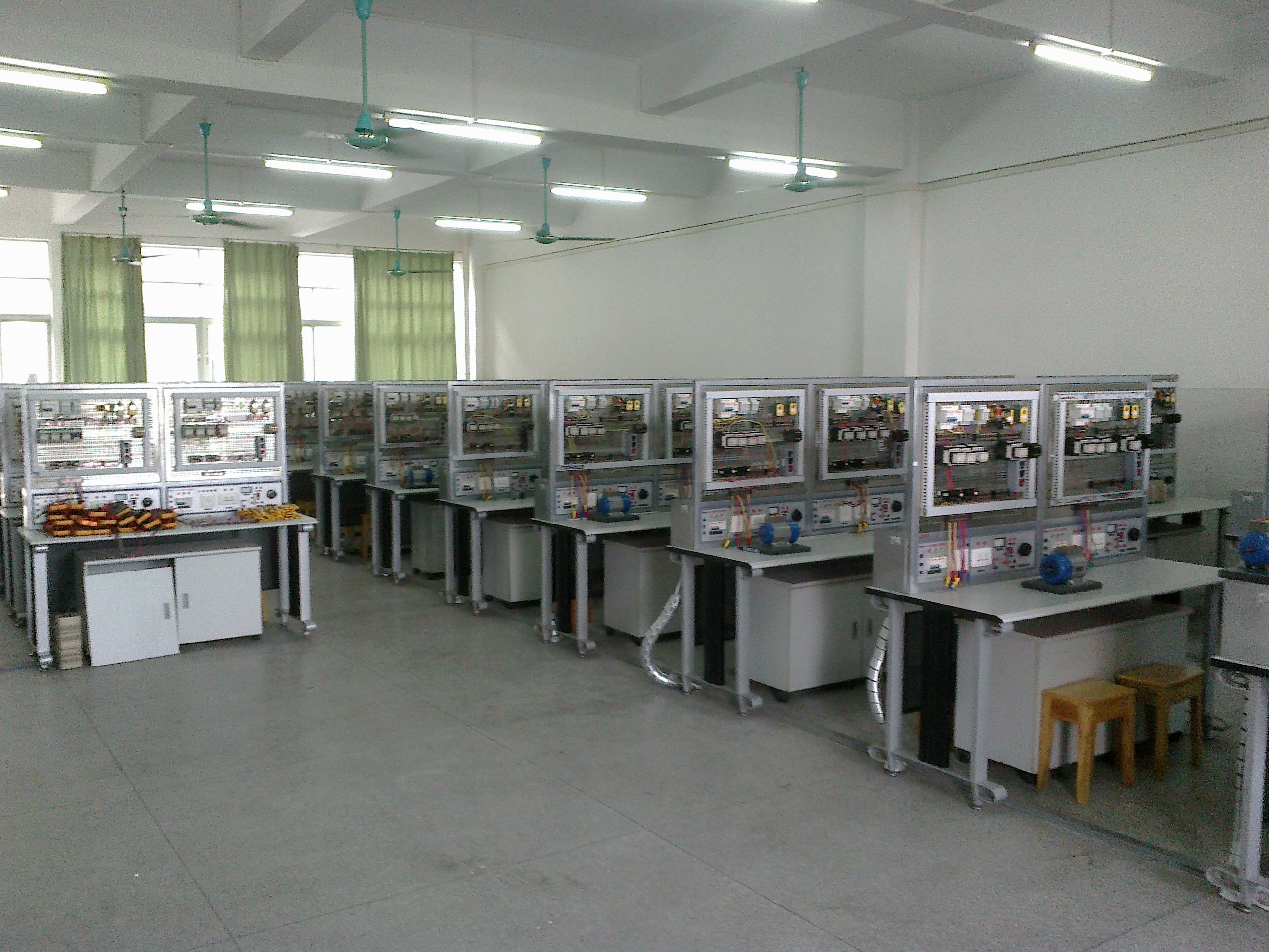 图1 电工实习中心.jpg