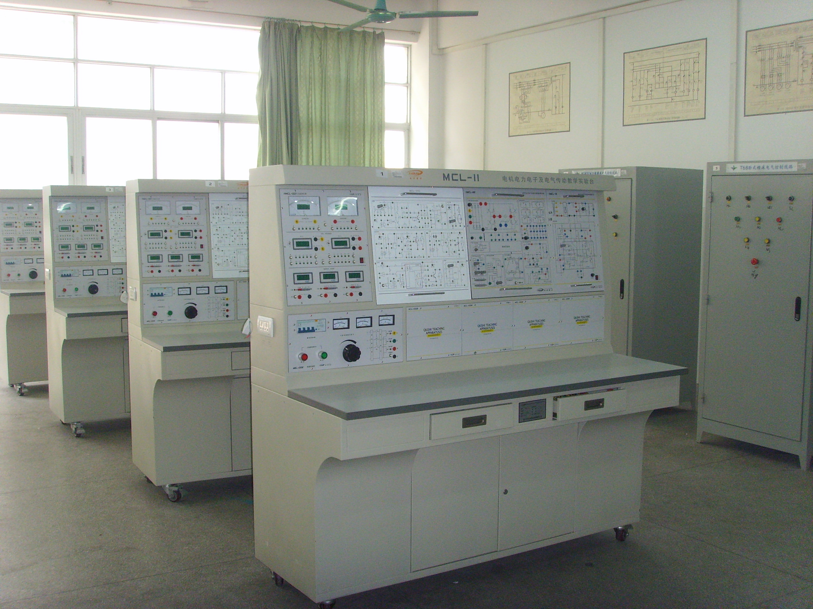 图2 电力电子技术室.JPG