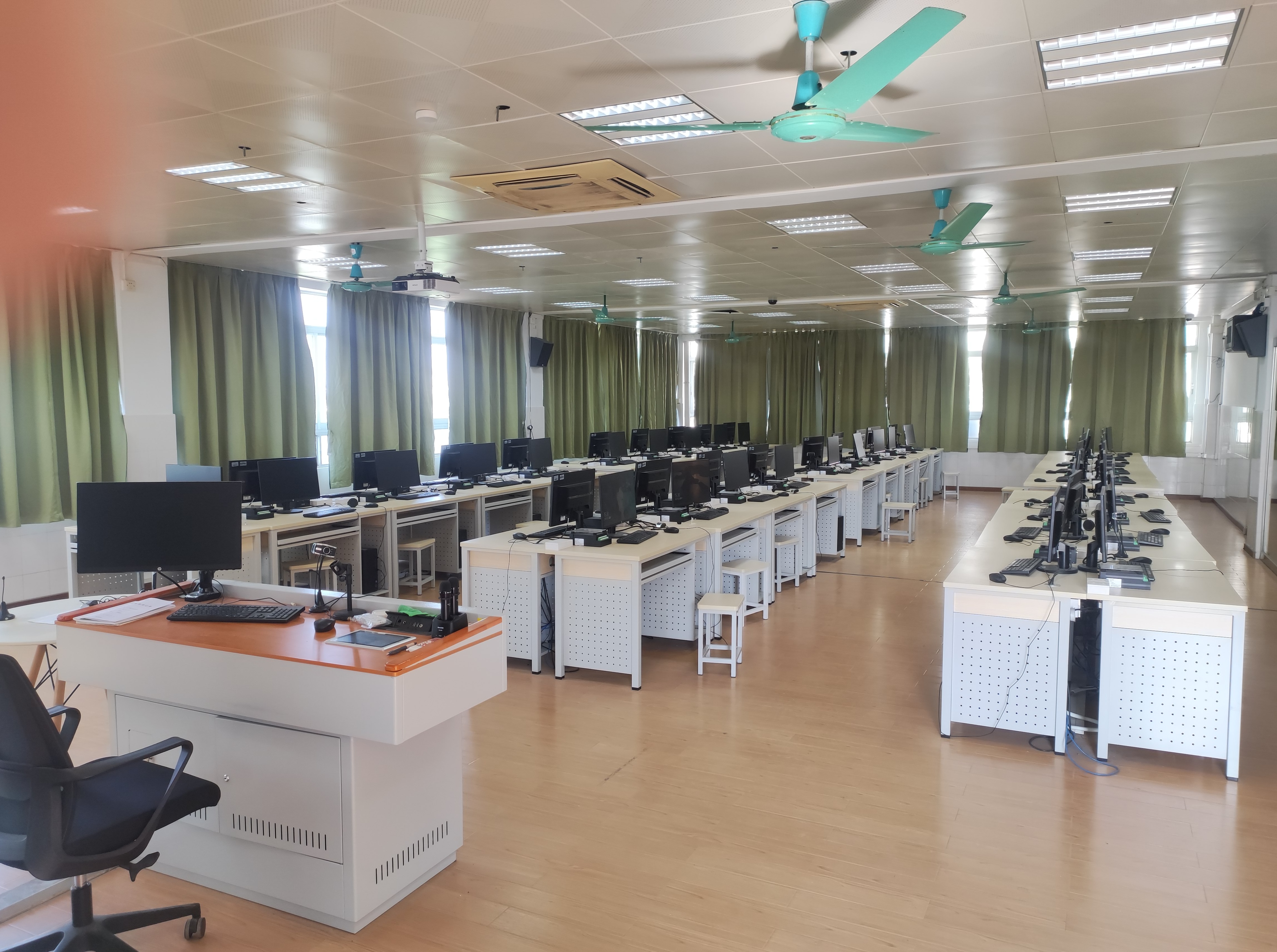 图7 深度学习实验室.jpg