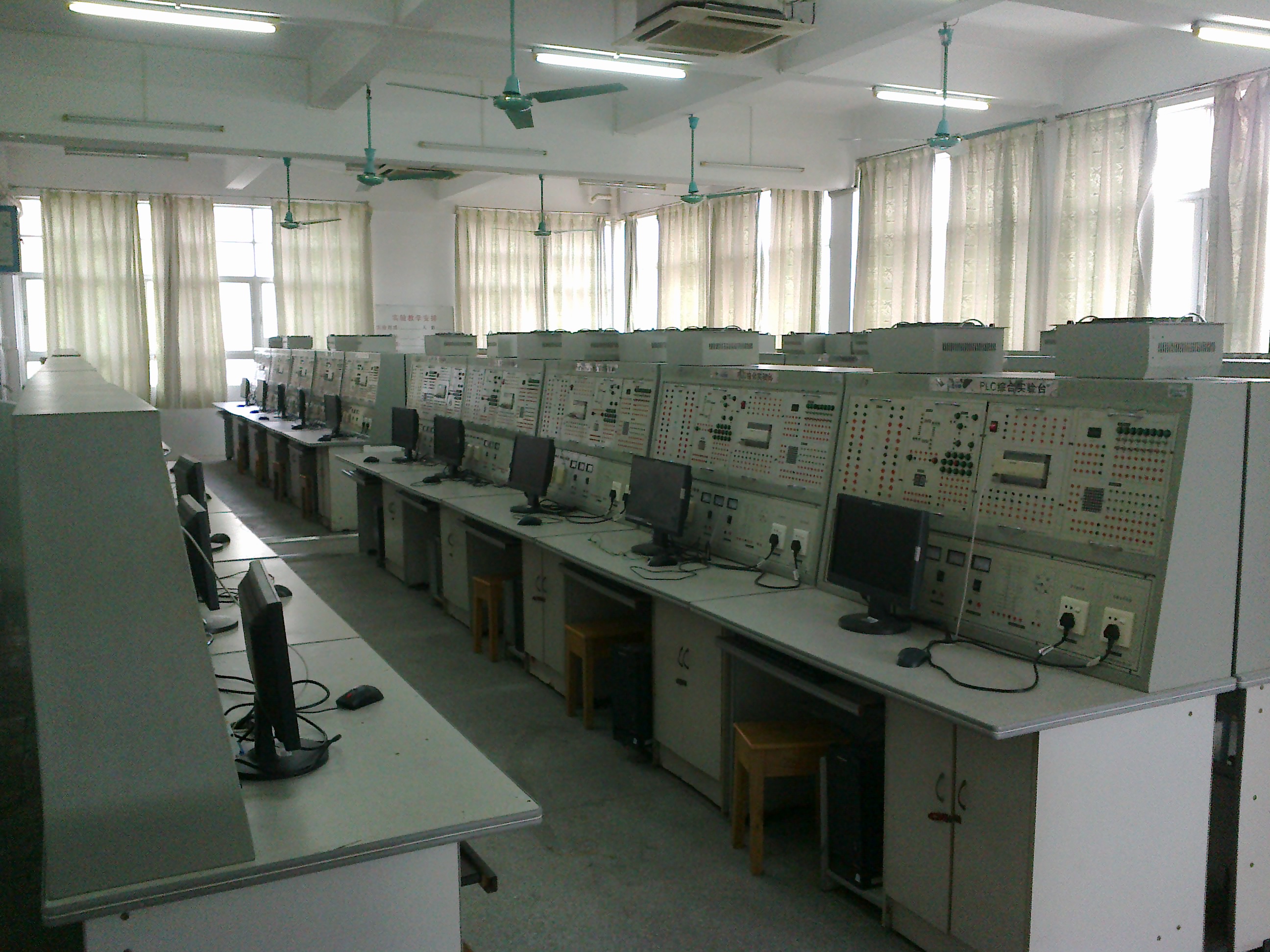图4 PLC及变频技术室.jpg