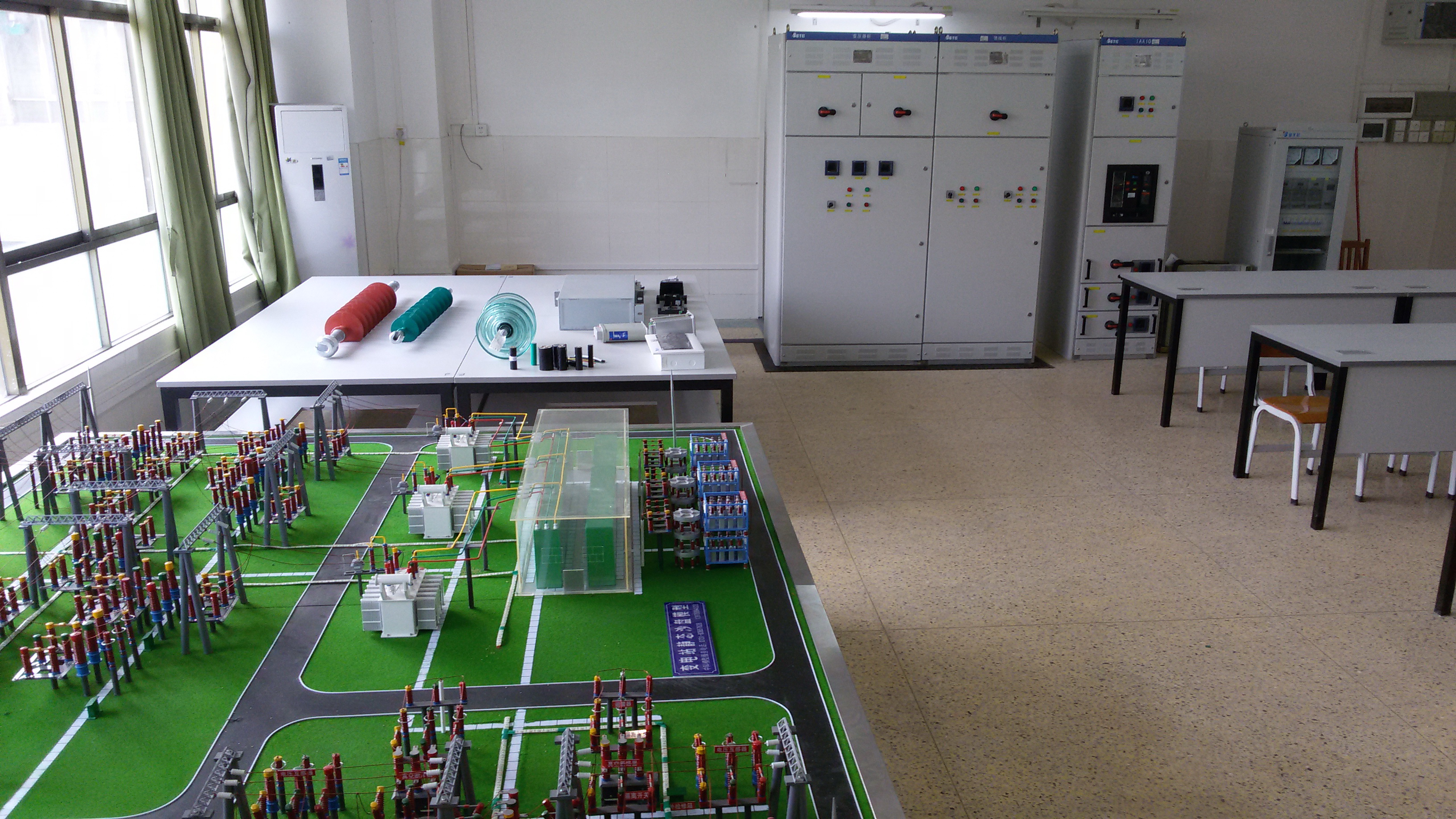 图5 电力系统模拟实验室.jpg