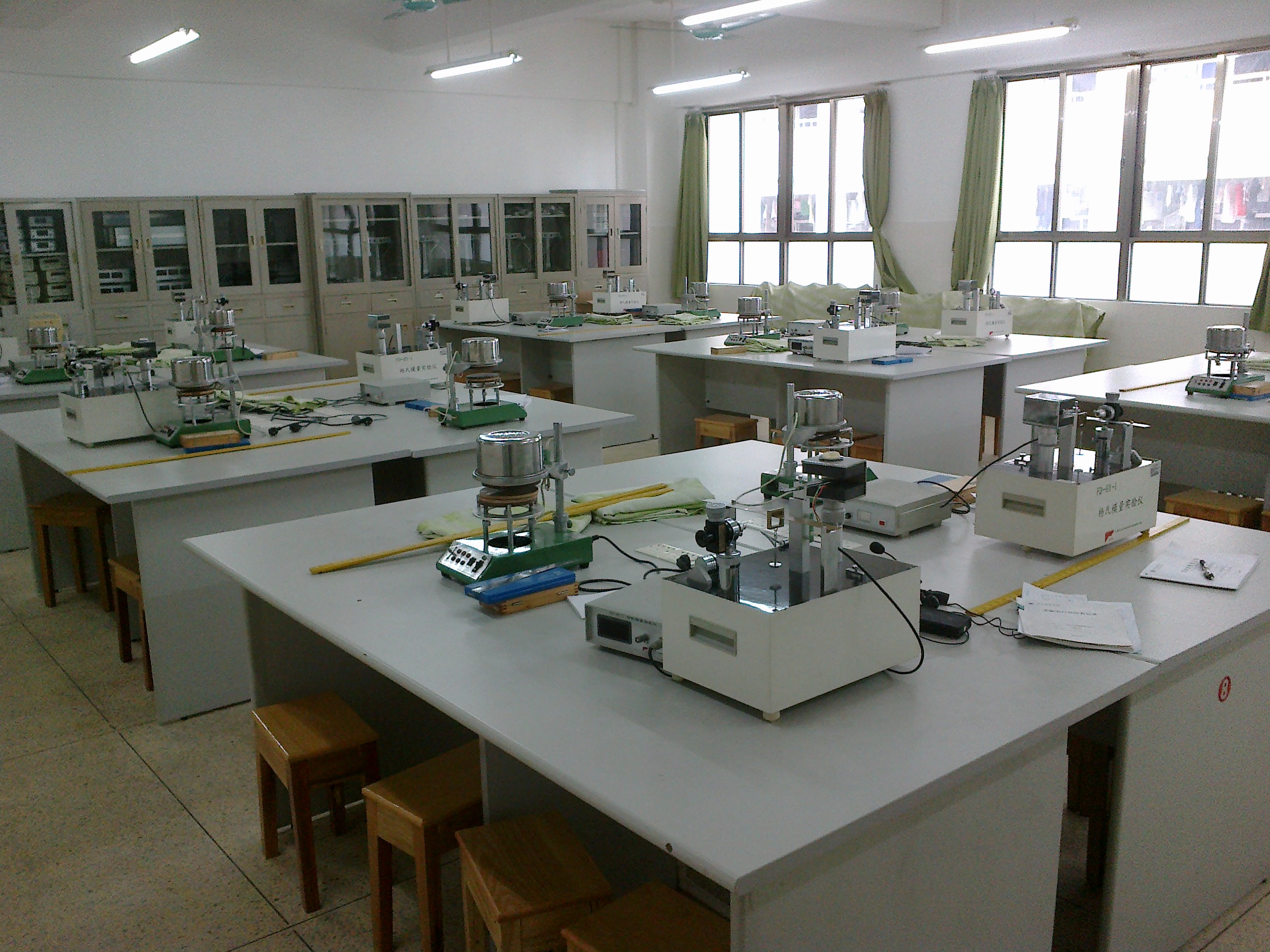 大学物理实验室.jpg 大学物理实验室.jpg