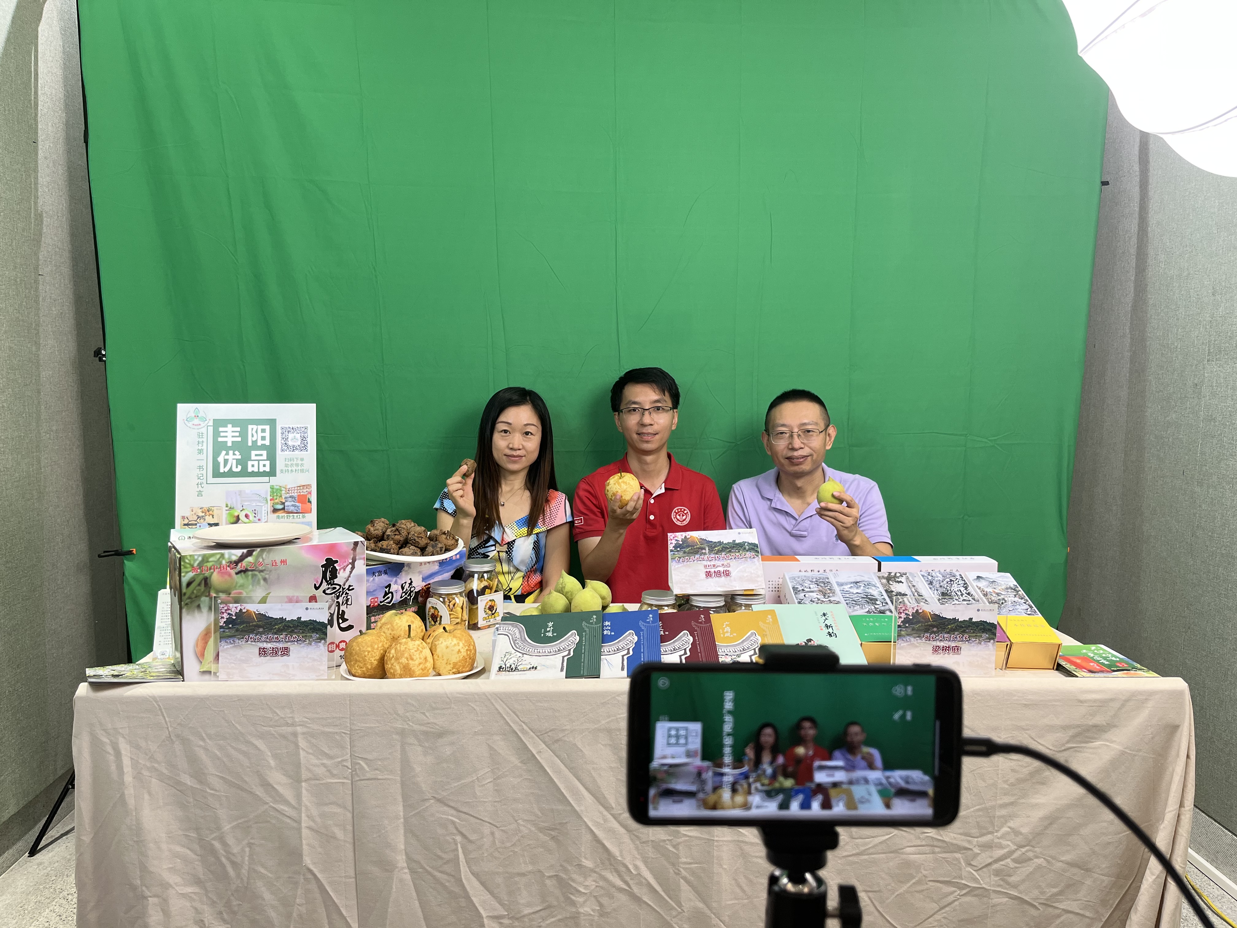 图13 电商直播助力乡村振兴活动.jpg 图13 电商直播助力乡村振兴活动.jpg