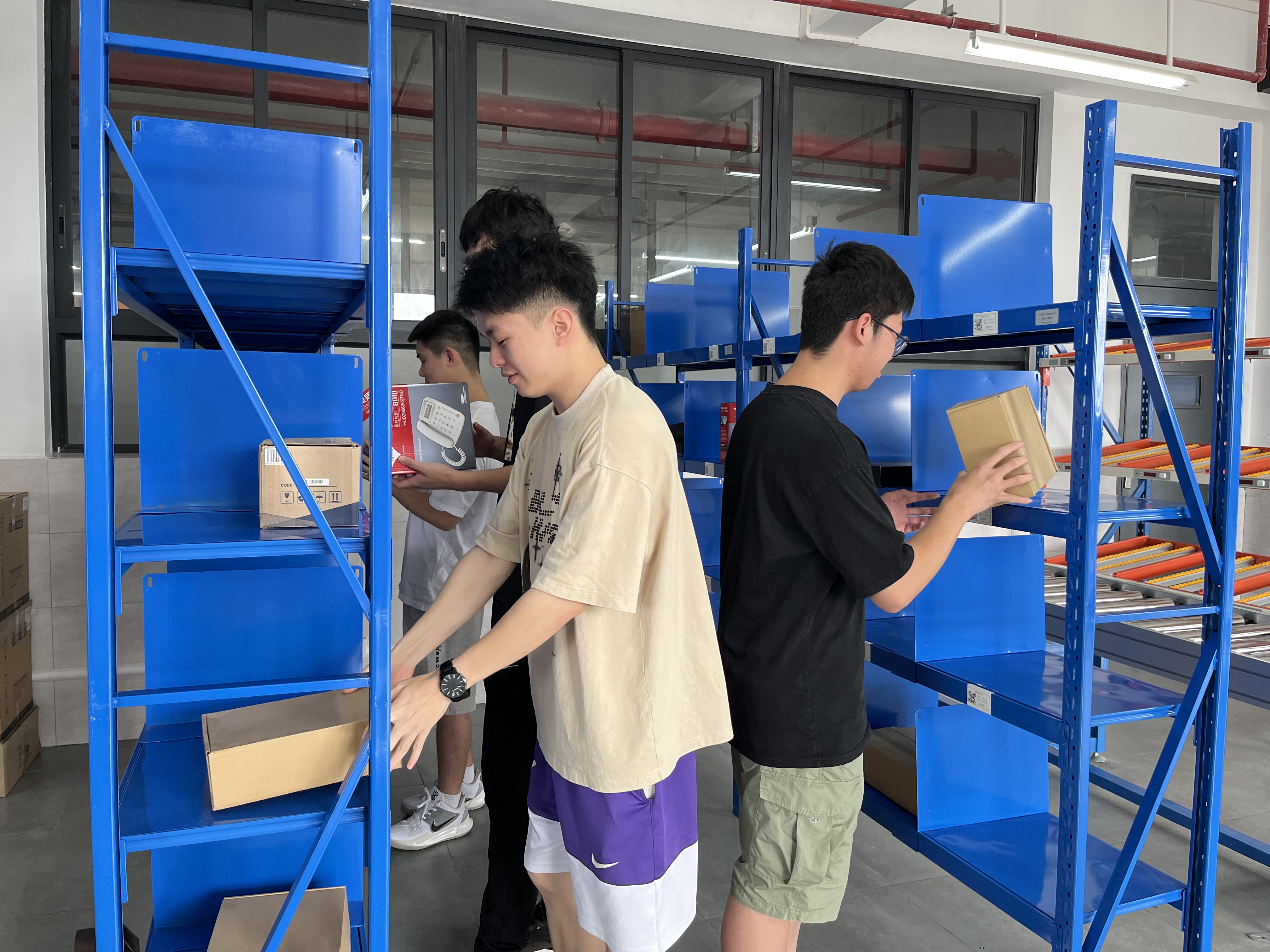 图4 学生进行仓储作业(货架整理).jpg 图4 学生进行仓储作业(货架整理).jpg