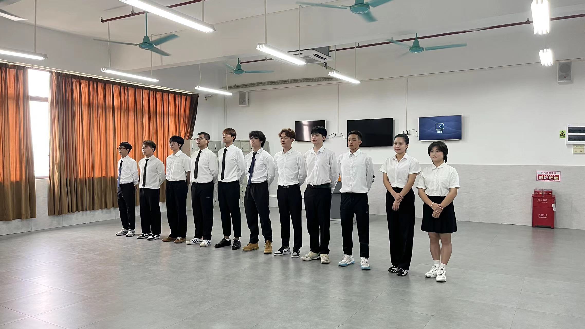 图9 学生进行商务礼仪训练(2).jpg 图9 学生进行商务礼仪训练(2).jpg