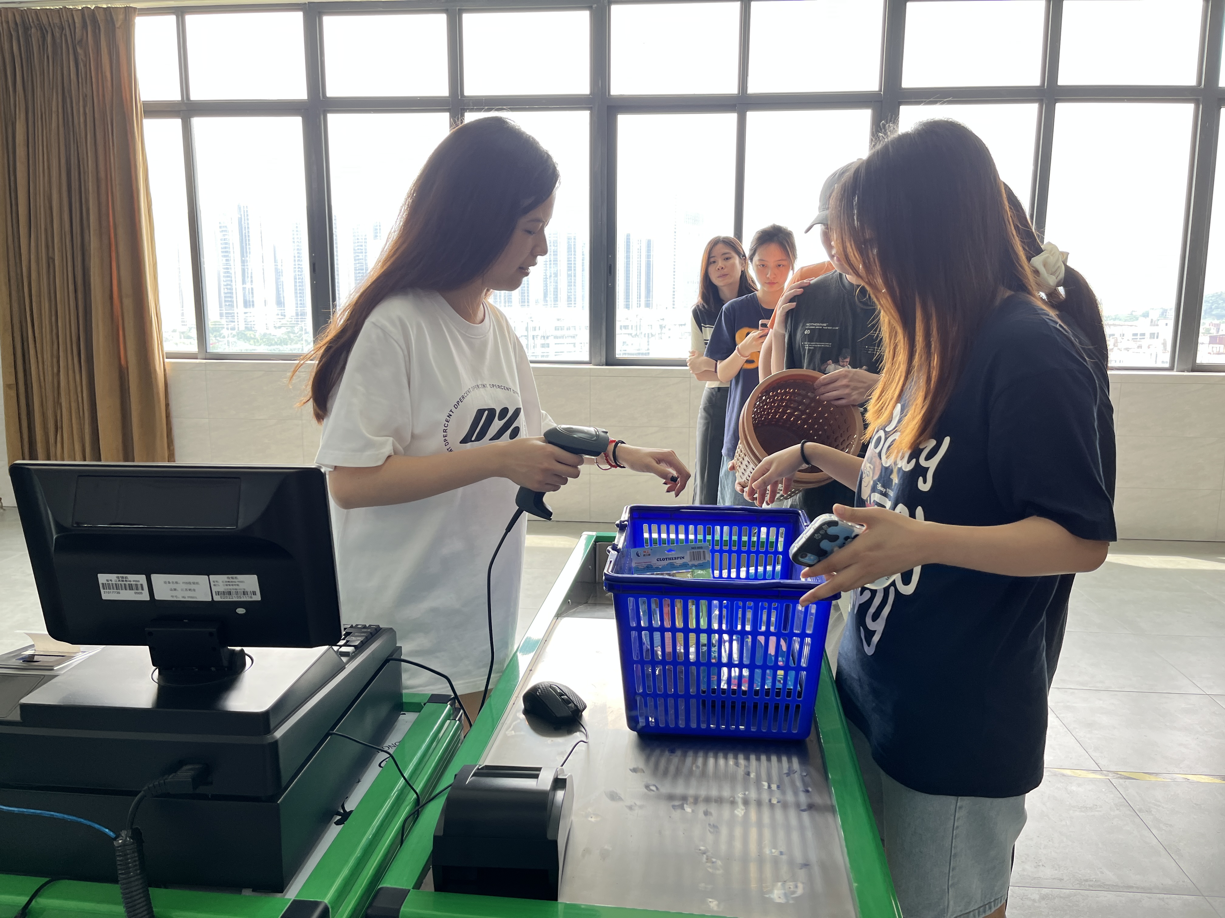 图6 学生进行连锁前台收银系统作业.jpg 图6 学生进行连锁前台收银系统作业.jpg